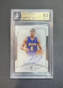 2014-15 National Treasures Jordan Clarkson novato radiocontrol #44/99 gema BGS 9,5/10 automático - Imagen 1 de 2