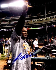 Signed  8x10 JUAN URIBE San Francisco Giants photo - COA  - Picture 1 of 1