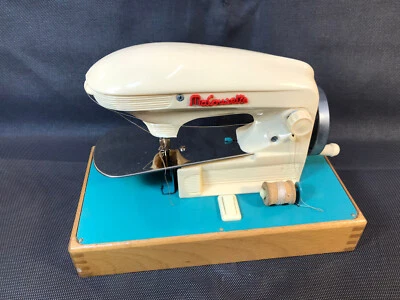 Ancienne petite machine à coudre jouet poupée Macousette déco vintage mercerie - Photo 1/4