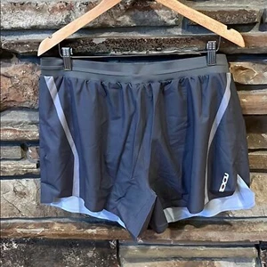 Pantaloncini District Vision x 2XU Desert Runner 5 pollici grigio carbonio più pacchetto superiore - Foto 1 di 11