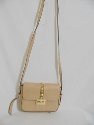 Bandolera pequeña INC International Concepts Faany con tachuelas SP218 $59 Foto 1 de 4