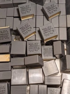 lotto di 50 pz Condensatore  2,2uF 275Vac P=27,5mm - MKP X2  - Foto 1 di 2