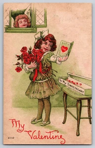 A393 Vintage Valentin Postkarte Schatz Mädchen Blumen Süßigkeiten verschickt Gruß - Bild 1 von 2