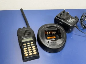 Motorola GP380 Handie-Talkie radio bidirezionale con caricatore testato funzionante - Foto 1 di 8