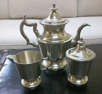 Tetera y cafetera Woodbury de peltre de 3 piezas, crema y azúcar Museo Henry Ford coleccionable Foto 1 de 4