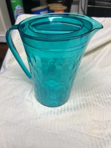 NEW TUPPERWARE ICE PRISM AQUA 2 Qt Quart PITCHER HONEYCOMB FACETED DECOR ACRYLIC - Picture 1 of 14