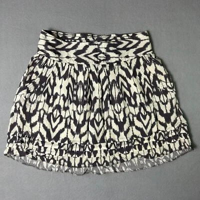 Falda para mujer Charlotte Russe gris y blanca con estampado azteca con bolsillos Foto 1 de 4