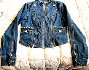 AKDMKS DENIM JEAN JACKET CROPPED MED WASH SZ L ZIPPERS, POCKETS & STUDS...OH MY! - Picture 1 of 6