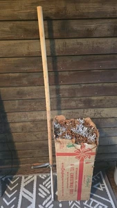 De colección. Árbol de Navidad Evergleam Aluminio 6’ 92 Ramas En Caja Pom Pom - Imagen 1 de 7