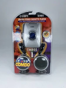 COBY AM/FM Lettore di cassette stereo CX-4912 con mini altoparlanti e cuffie vintage - Foto 1 di 8