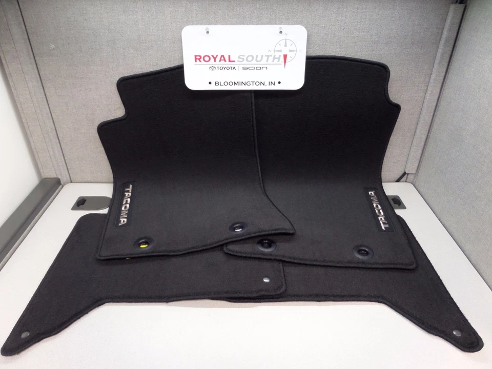 Toyota Tacoma 2012 - 2014 Double Cab Carpet Floor Mats Genuine OEM OE — 第 1/3 张图片