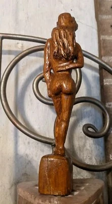 Mujer desnuda talla en madera con bonito trasero arte popular primitivo circa 1930 decoración Foto 1 de 4