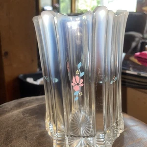 VASO ESAGONALE OPALESCENTE FRANCESE VETRO ARTISTICO FENTON ANNI 70 - DIPINTO A MANO J. STEVENS - Foto 1 di 13