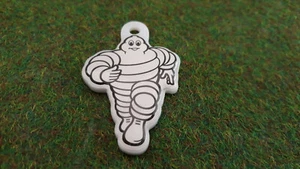 petit PENDENTIF MICHELIN en plastique blanc BIBENDUM - Picture 1 of 2