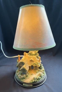 Thomas Kinkade Everett's Cottage House Lights Tischlampe, mit Schirm - Bild 1 von 9