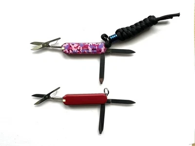 Par de 2 navajas suizas Victorinox clásicas SD, una sexy camuflaje rosa, una roja Foto 1 de 2