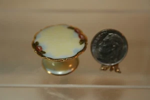 Miniatura Casa de Muñecas Jo Parker Porcelana Fina Pedestal Soporte para Pasteles Rosa/Dorado - Imagen 1 de 5