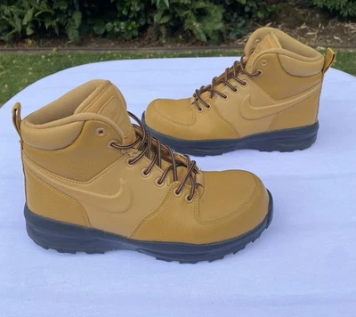 NIKE Botas MANOA Talla 6Y Juveniles en Trigo Usadas en Excelente Condición Cuero Patadas Escolares 2023 Foto 1 de 4