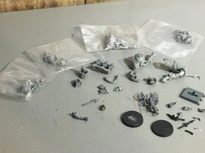 A32597 LOTE DE MINIATURAS Y BROCAS DE PLÁSTICO ALEATORIAS MINIATURAS DESCONOCIDAS SOLDADO GUERRERO Foto 1 de 4