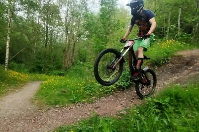 specialized demo 8 carbon 2013 - Image 1 of 4