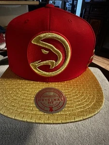 NEW Mitchell & Ness Atlanta Hawks NBA Gold Midas Snapback Hat Red/Gold - Foto 1 di 8