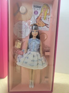 Barbie Patrón Morena Versión 50 Aniversario Etiqueta Dorada Mattel # BDH31 9500 - Imagen 1 de 10