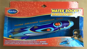 SwimWays Water Rocket Barracuda 2007 (raro) giocattolo piscina blu - Foto 1 di 2