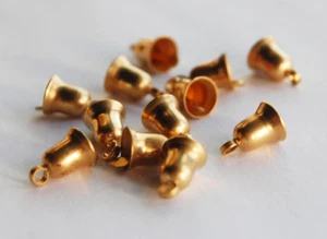 DE COLECCIÓN 12 PEQUEÑAS CAMPANAS DE METAL DE LATÓN *SIN SONIDO* 10 mm 3/8 pulgadas de alto - Imagen 1 de 3