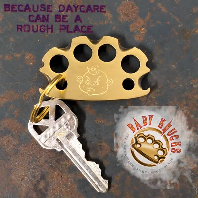 BabyKnucks Mini Latón Nudillos Dije Llavero Abridor de Biberones, Grabado Personalizado Foto 1 de 4