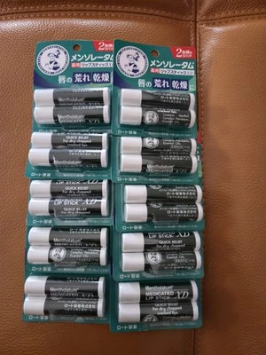 VENDEDOR DE EE. UU. Mentolatum BÁLSAMO LÁPIZ LABIAL MEDICADO 2 piezas x 10 paquetes hecho en Japón Foto 1 de 2