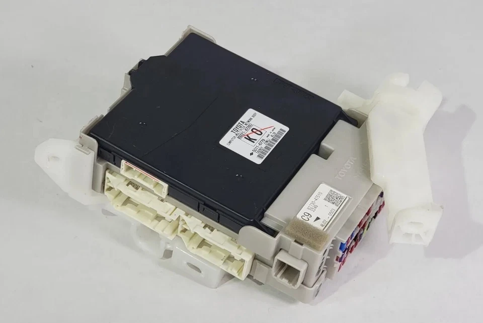 ✅ Toyota Prius 2012-2015 bloque de conexiones del lado del conductor caja de relé multiplex fabricante original Foto 1 de 4