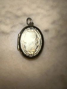 Oval Locket Pendant Gold Coloured Open For Pictures Necklace Charm EXCELLENT VGC - Picture 1 of 6