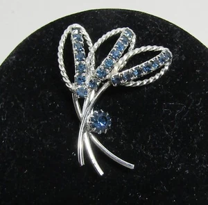 Broche en aerosol vintage azul oscuro con estrás tono plateado metal sin firmar usado en excelente estado - Imagen 1 de 4