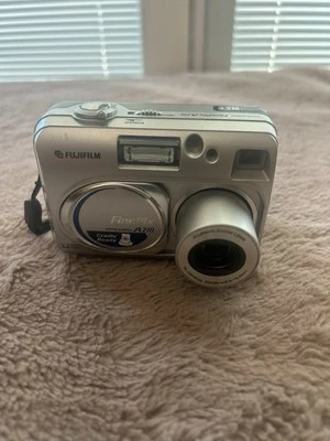 Fujifilm FinePix A Series A210 3.2MP Digital Camera - Silver No SD Card - Image 1 of 4