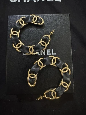 Pendientes Chanel Aro Oro Y Negro Cuero Y Oro Serie 20A Foto 1 de 4