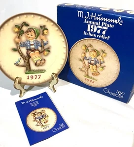 GOEBEL HUMMEL ANNUAL 1977 IN BAS RELIEF 7 1/2" COLLECTOR PLATE BOY IN PEAR TREE - Picture 1 of 9