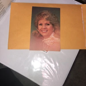 Debbie Reynolds Schauspielerin Tänzerin Sängerin unbenutzt Vintage Postkarte - Bild 1 von 3