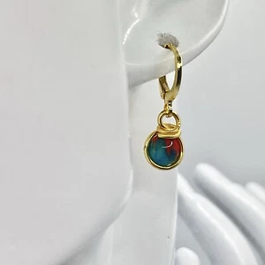 Pendientes de aro Huggie enchapados en oro de 18 quilates con ostra espinosa y turquesa - Imagen 1 de 3