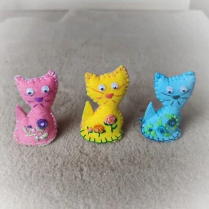 OOAK Barbie Skipper Puppe Zubehör - GELBE FILZKATZE mit GOOGLY EYES. Lot 3 Kat. - Bild 1 von 7