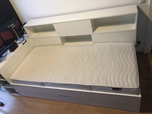 Bettkombination mit Unterschiebebett, Bettkasten und Regal - Bild 1 von 5