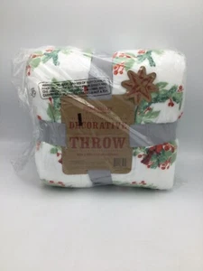 Berkshire Decorative Throw - Cardinal Wreath - Picture 1 of 1