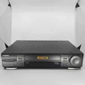Toshiba W-704 VCR Lettore VHS 6 Testine HiFi Stereo Registratore a Nastro No Telecomando (FUNZIONANTE) - Foto 1 di 11
