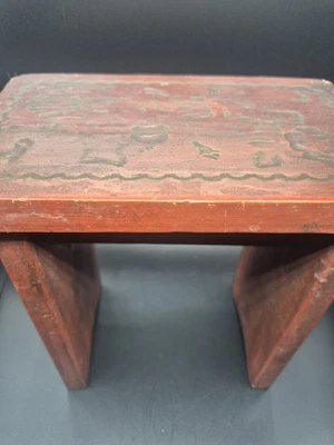 Taburete de madera de arte popular vintage elevador grabado Foto 1 de 4