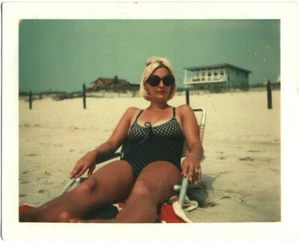 SCHOCKIERENDE BLONDE MAMA LUXURIÖS am STRAND mit TOLLER HIPPER SONNENBRILLE POLAROID - Bild 1 von 1