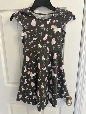 Платье Jumping Beans Recess размер 7 серое лесные животные короткий рукав повседневное - Изображение 1 из 3