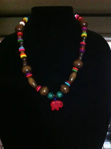 DARK WOOD NECKLACE RED ELEPHANT PENDANT/COLORFUL NECKLACE Artisan Jewelry - Foto 1 di 5