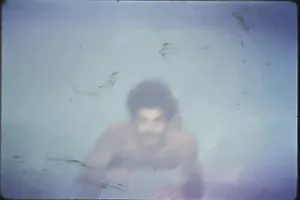 Dos diapositivas fotográficas vintage de joven nadando bajo el agua - Imagen 1 de 3