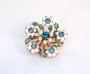 Vintage Coro Blumen Brosche Milchglasperlen und blaue Strasssteine, Schmuck - Bild 1 von 5