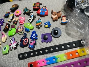 100+ Stück Armband Charms für Kroko Jibbitz usw. - Bild 1 von 4