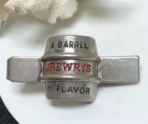 Vintage DREWRYS BEER “A BARREL OF FLAVOR” PEWTER TIE CLASP CLIP-Advertising-Rare - Picture 1 of 4